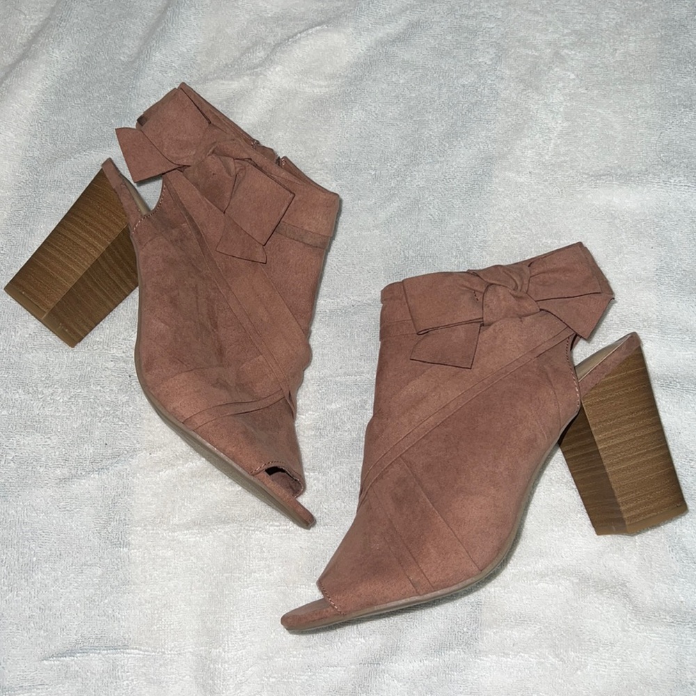 LC Lauren Conrad party mauve peep toe booties
